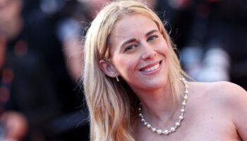 Sarah Saldmann participe sur le tapis rouge lors du 77e Festival annuel de Cannes au Palais des Festivals le 17 mai 2024 à Cannes, France.