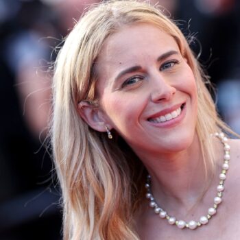 Sarah Saldmann participe sur le tapis rouge lors du 77e Festival annuel de Cannes au Palais des Festivals le 17 mai 2024 à Cannes, France.