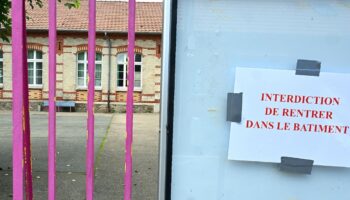 Cette photographie montre une note indiquant « Entrée interdite » sur les portes d'une école primaire fermée à Fère-Champenoise, dans le nord-est de la France