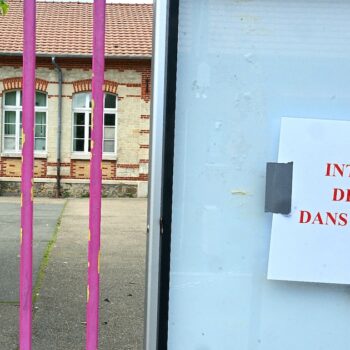 Cette photographie montre une note indiquant « Entrée interdite » sur les portes d'une école primaire fermée à Fère-Champenoise, dans le nord-est de la France