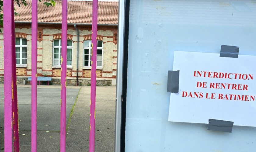 Cette photographie montre une note indiquant « Entrée interdite » sur les portes d'une école primaire fermée à Fère-Champenoise, dans le nord-est de la France