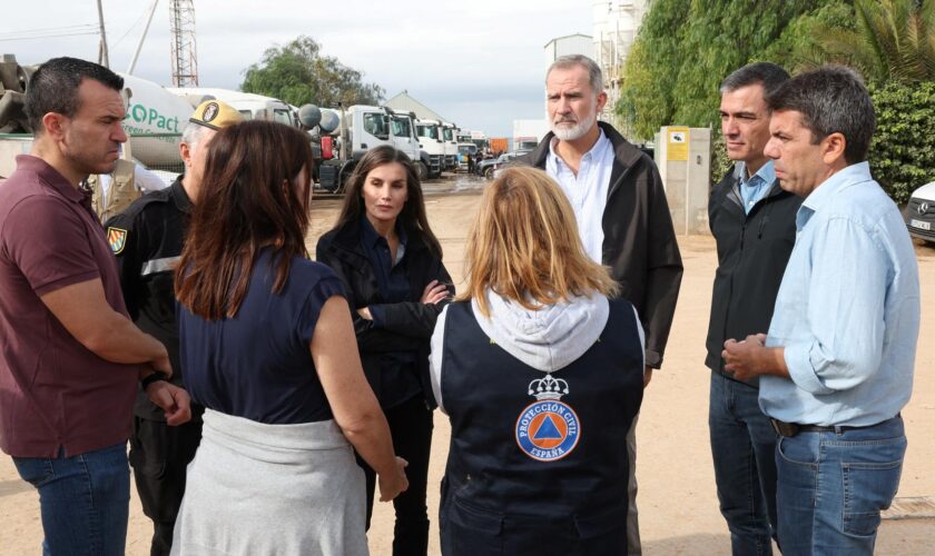 Inondations en Espagne : le roi Felipe VI et la reine Letizia se recueillent près de Valence