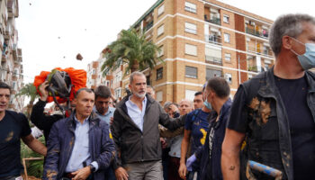 «Assassins !» : les dirigeants espagnols chahutés par la foule en colère après les inondations meurtrières en Espagne