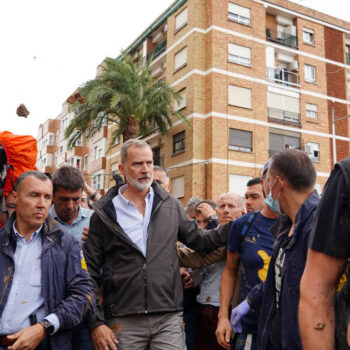 «Assassins !» : les dirigeants espagnols chahutés par la foule en colère après les inondations meurtrières en Espagne