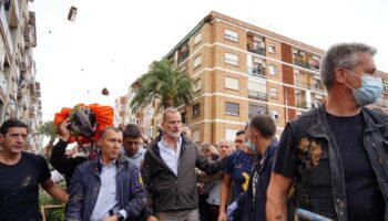 Inondations en Espagne : le roi Felipe VI et la reine Letizia visés par des jets de boue