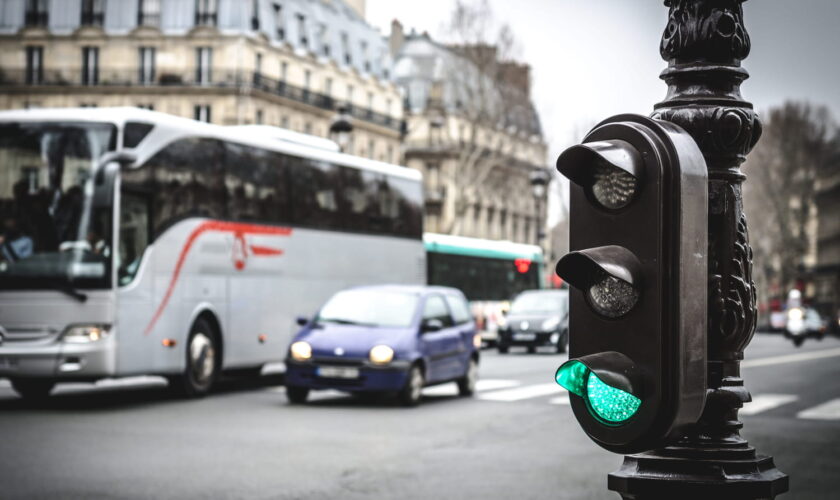 Une amende salée pour être passé au vert – le Code de la route punit bien cette infraction trop peu connue