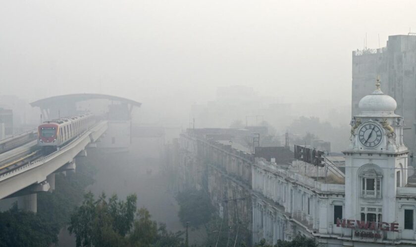 Touchée par une pollution de l’air record, la ville de Lahore ferme ses écoles durant une semaine