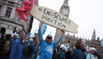 Royaume-Uni : à Londres, des milliers de personnes défilent contre la pollution de l’eau