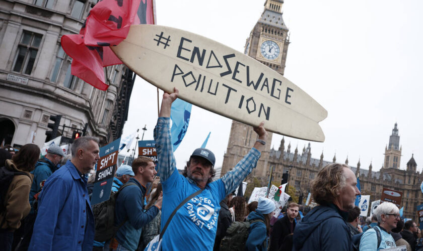 Royaume-Uni : à Londres, des milliers de personnes défilent contre la pollution de l’eau