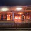 Regionalzug in Berliner Bahnhof komplett in Flammen