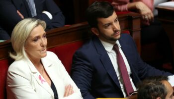 Marine Le Pen, présidente du groupe parlementaire du Rassemblement national (RN), et Jean-Philippe Tanguy, député RN, à l'Assemblée nationale, le 1er octobre 2024 à Paris