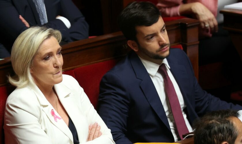 Marine Le Pen, présidente du groupe parlementaire du Rassemblement national (RN), et Jean-Philippe Tanguy, député RN, à l'Assemblée nationale, le 1er octobre 2024 à Paris