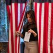 Des habitants de Dixville Notch ont rempli leur bulletin de vote à minuit pour les premiers votes du jour de l'élection américaine, à Dixville Notch, dans le New Hampshire, aux Etats-Unis, le 5 novembre 2024