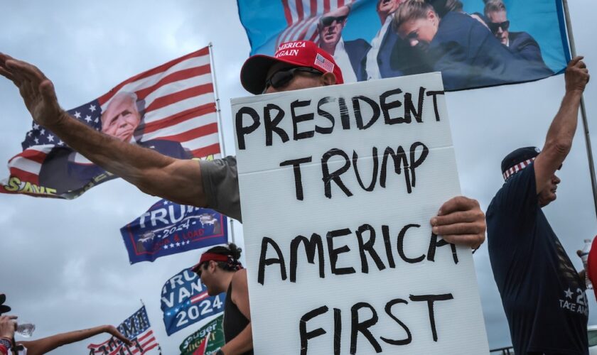 Des supporters de Donald Trump montrent leur soutien près de sa résidence Mar-a-Lago à West Palm Beach (Floride, Etats-Unis) le 5 novembre 2024