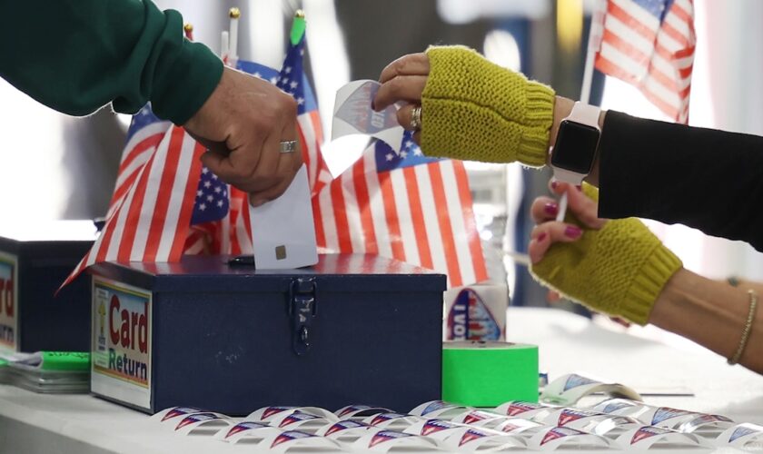 Un électeur dans un bureau de vote à Las Vegas, le 5 novembre 2024 au Nevada