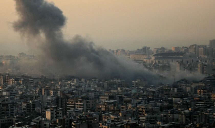 De la fumée s'élève au dessus de la banlieue sud de Beyrouth après une frappe israélienne, le 6 novembre 2024