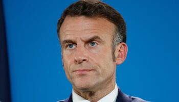 Le président français Emmanuel Macron assiste à une conférence à Bruxelles, le 17 octobre 2024