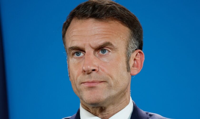 Le président français Emmanuel Macron assiste à une conférence à Bruxelles, le 17 octobre 2024