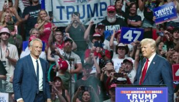 Robert F. Kennedy Jr et Donald Trump ensemble sur scène lors d'un meeting près de Phoenix, en Arizona, le 23 août 2024