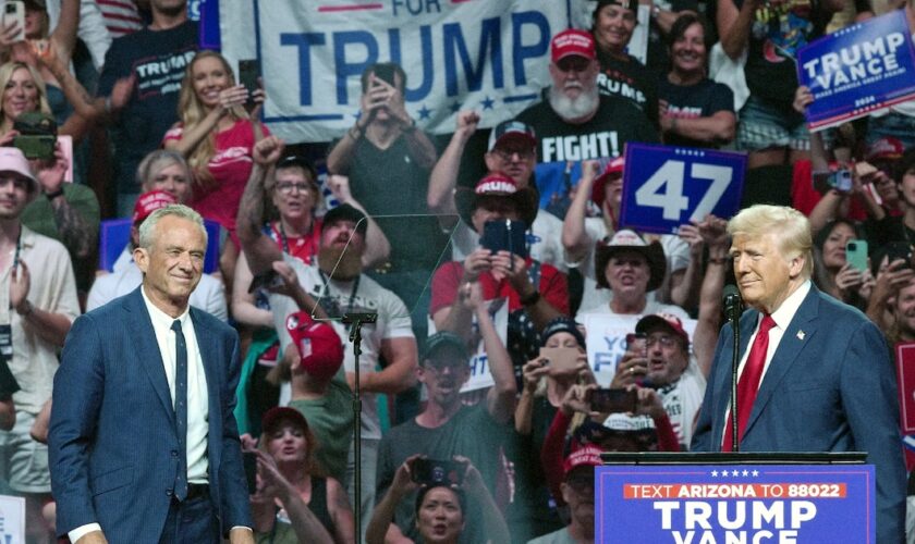 Robert F. Kennedy Jr et Donald Trump ensemble sur scène lors d'un meeting près de Phoenix, en Arizona, le 23 août 2024