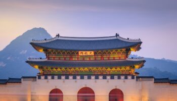 Tourist practicing yoga at South Korean royal palace faces backlash