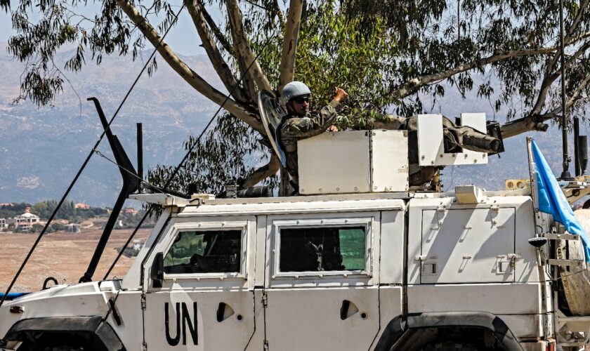 Un casque bleu du contingent espagnol de la Force intérimaire des Nations Unies au Liban (FINUL) lors d'une patrouille dans le sud du Liban, le 23 août 2024