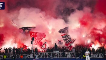 Champions League: Balljunge in Stuttgart von brennender Pyro-Fackel getroffen