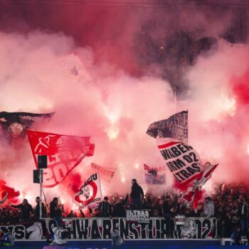 Champions League: Balljunge in Stuttgart von brennender Pyro-Fackel getroffen