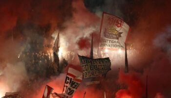 Pyro im Stadion – Fackel trifft Balljungen beim Stuttgart-Spiel am Hals