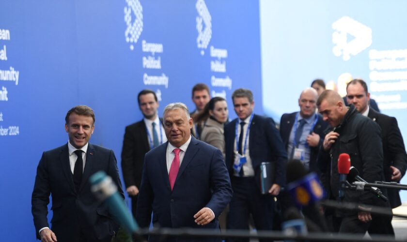 Emmanuel Macron, président de la France, arrive avec Viktor Orban, Premier ministre hongrois, au 5e sommet de la Communauté politique européenne à Budapest, en Hongrie, le 7 novembre. Cela se produit un jour après la victoire de Donald Trump à l'élection présidentielle américaine. (Photo de Balint Szentgallay/NurPhoto)