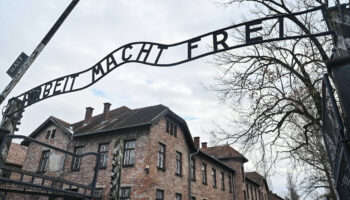 Le portail d’Auschwitz copié à l’entrée d’un skate park en Savoie, le créateur plaide «une blague douteuse»