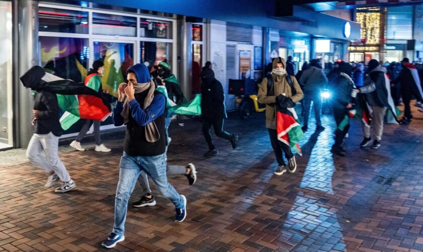 Amsterdam: Israel lässt nach Ausschreitungen Fußballfans aus Amsterdam ausfliegen