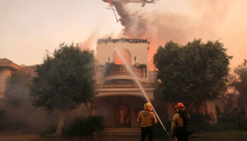 Incendie en Californie : une centaine de maisons détruites et des milliers de personnes menacées près de Los Angeles