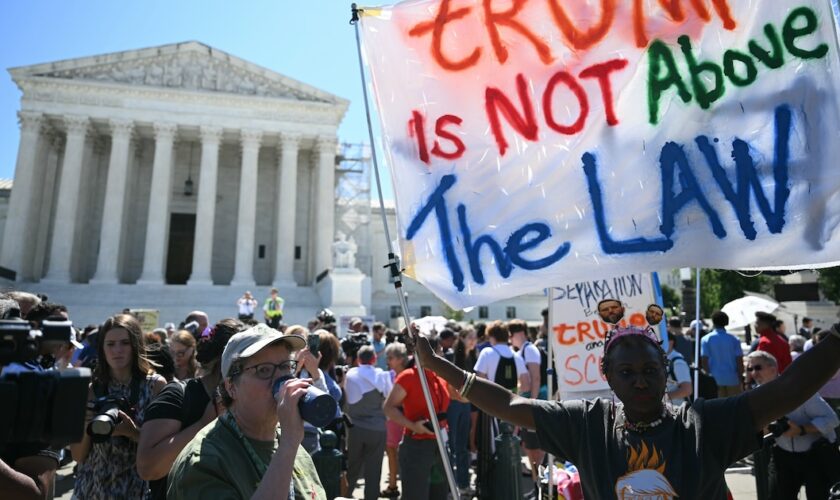 Des pancartes anti-Trump pendant une manifestation devant la Cour suprême des États-Unis, le 1er juillet 2024 à Washington