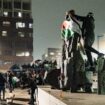 Des manifestants pro-Palestiniens sur la place Anton de Komplein d'Amsterdam avant le match de football de l'UEFA Europa League entre l'Ajax et le Maccabi Tel Aviv le 7 novembre 2024