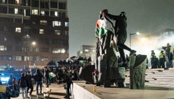 Des manifestants pro-Palestiniens sur la place Anton de Komplein d'Amsterdam avant le match de football de l'UEFA Europa League entre l'Ajax et le Maccabi Tel Aviv le 7 novembre 2024