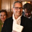 L'écrivain franco-algérien Kamel Daoud (c), lauréat du prix Goncourt pour son roman "Houris", au restaurant Drouant à Paris, le 4 novembre 2024