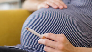 Enceintes et fumeuses : «Il ne faut pas culpabiliser ces femmes, mais les écouter et les aider»