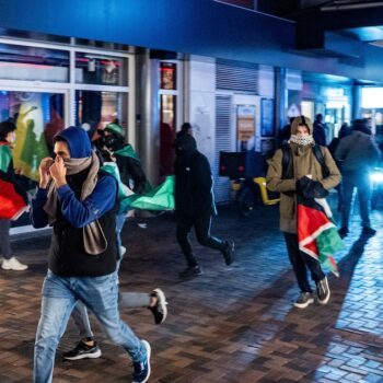 Des manifestants courent avec des drapeaux palestiniens lors d'une manifestation pro-palestinienne pendant Ajax - Maccabi Tel-Aviv à Anton de Komplein.