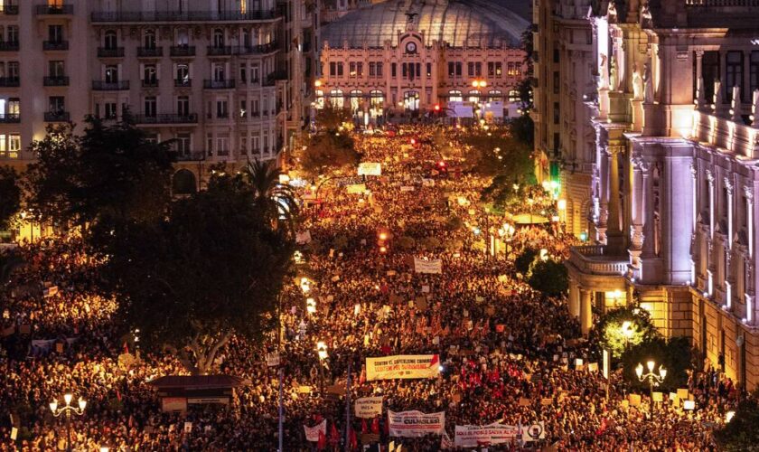 Inondations en Espagne : des dizaines de milliers de Valenciens dans la rue contre Carlos Mazón, le président de région