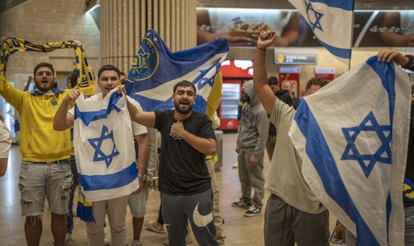 Ausschreitungen in Amsterdam: Israelische Fußballfans kehren nach antisemitischen Angriffen zurück