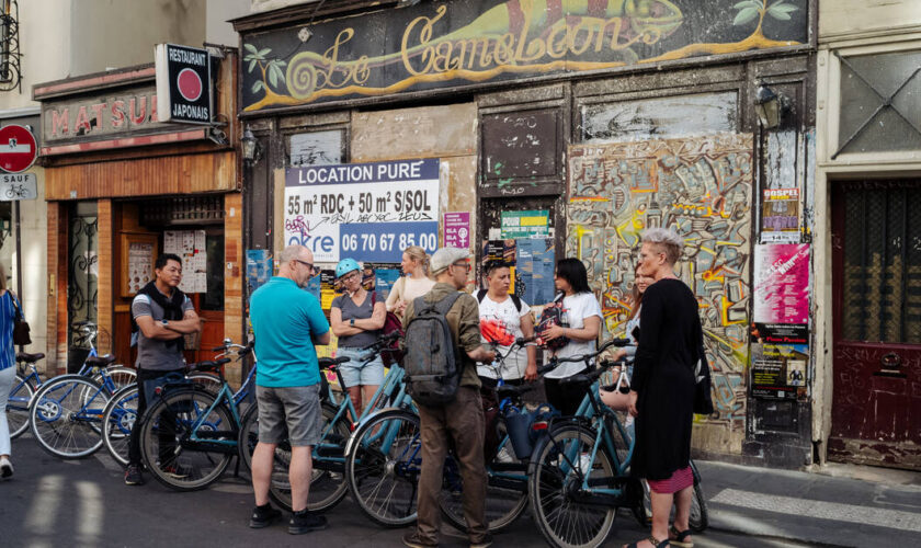 A Paris, des réfugiés russes et ukrainiens en grève contre l’entreprise de tourisme qui les emploie sans contrat