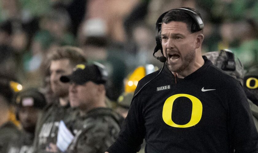 Oregon football's Dan Lanning gives perfect patriotic answer to reporter's election question