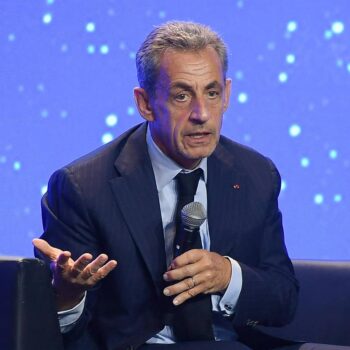 « Professeur, c’est six mois dans l’année » : la gauche et les syndicats dénoncent le « mépris » de Sarkozy après ses propos sur les enseignants