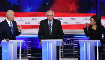 Joe Biden (G), Bernie Sanders (C) et Kamala Harris (D) lors du débat démocrate, le 27 juin 2019 à Miami.