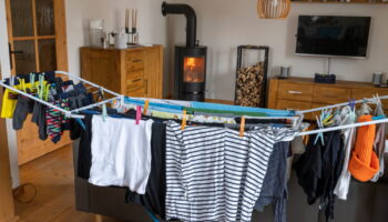 Cette habitude pour sécher le linge l'hiver est une mauvaise idée, et pas seulement pour la facture