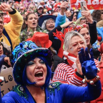 Karneval startet: Kölner Polizei kontrolliert Messer-Verbot