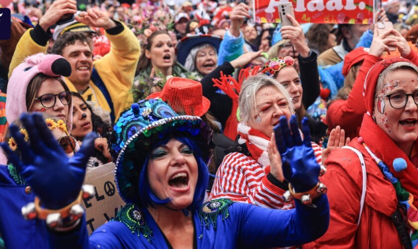 Karneval startet: Kölner Polizei kontrolliert Messer-Verbot