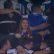 Cette supporter de Barcelone entourée de fans de la Real Sociedad n’a pas passé un bon moment en tribunes