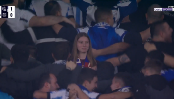 Cette supporter de Barcelone entourée de fans de la Real Sociedad n’a pas passé un bon moment en tribunes